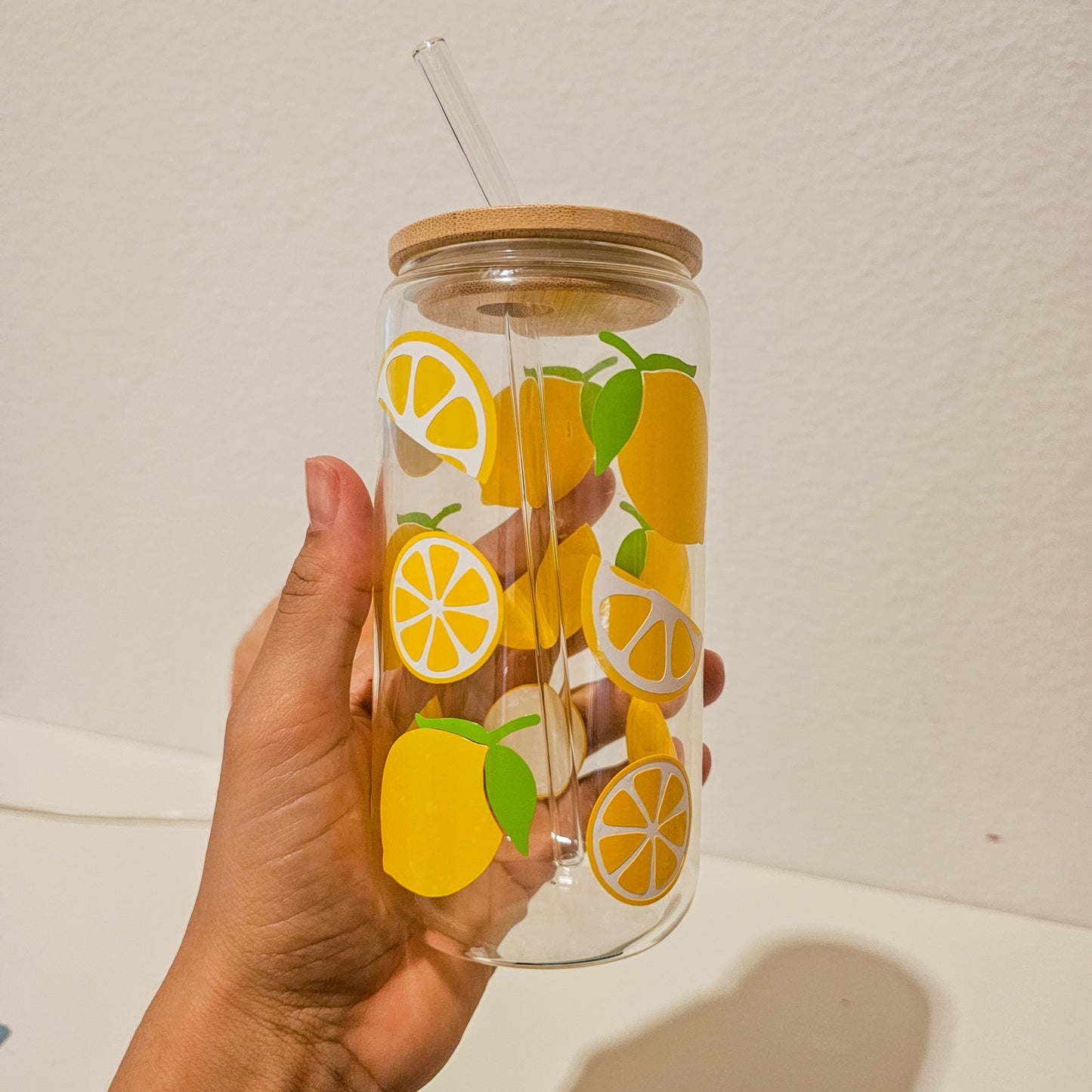 Verre citron avec couvercle en bambou et paille réutilisable