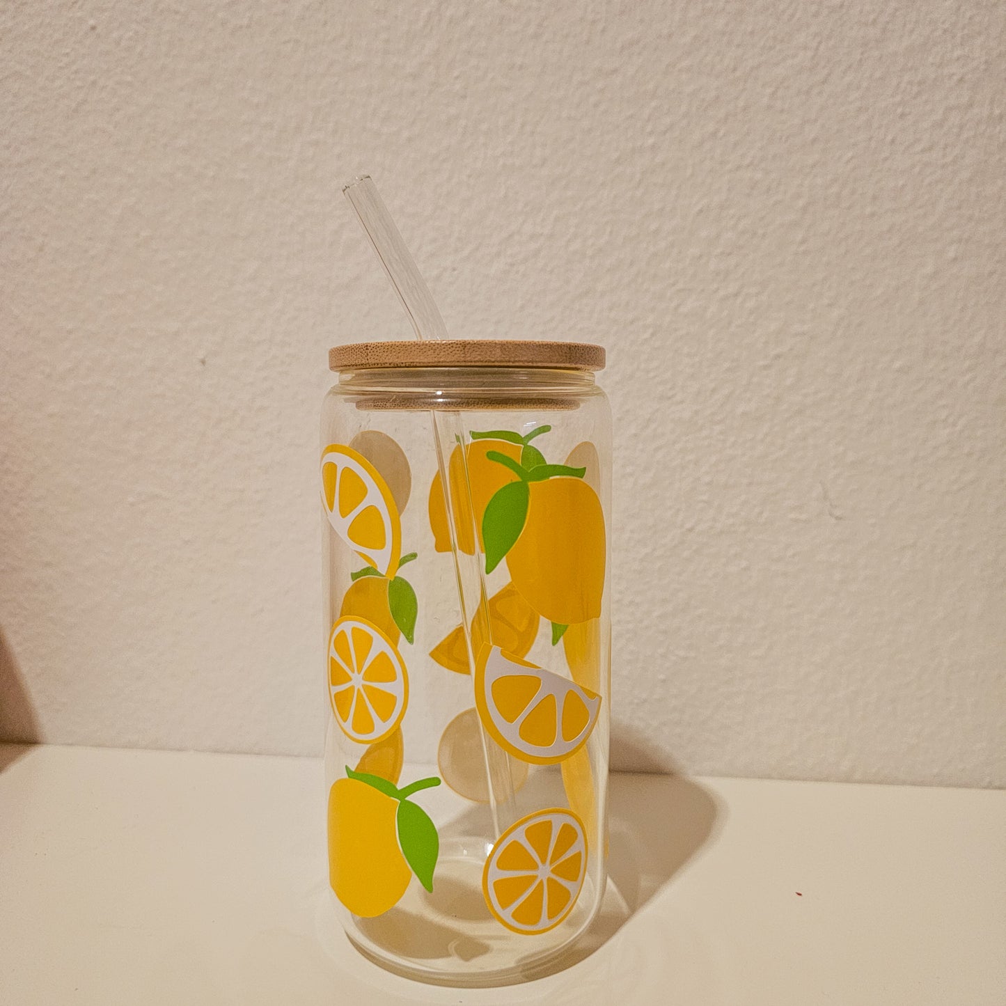 Verre citron avec couvercle en bambou et paille réutilisable