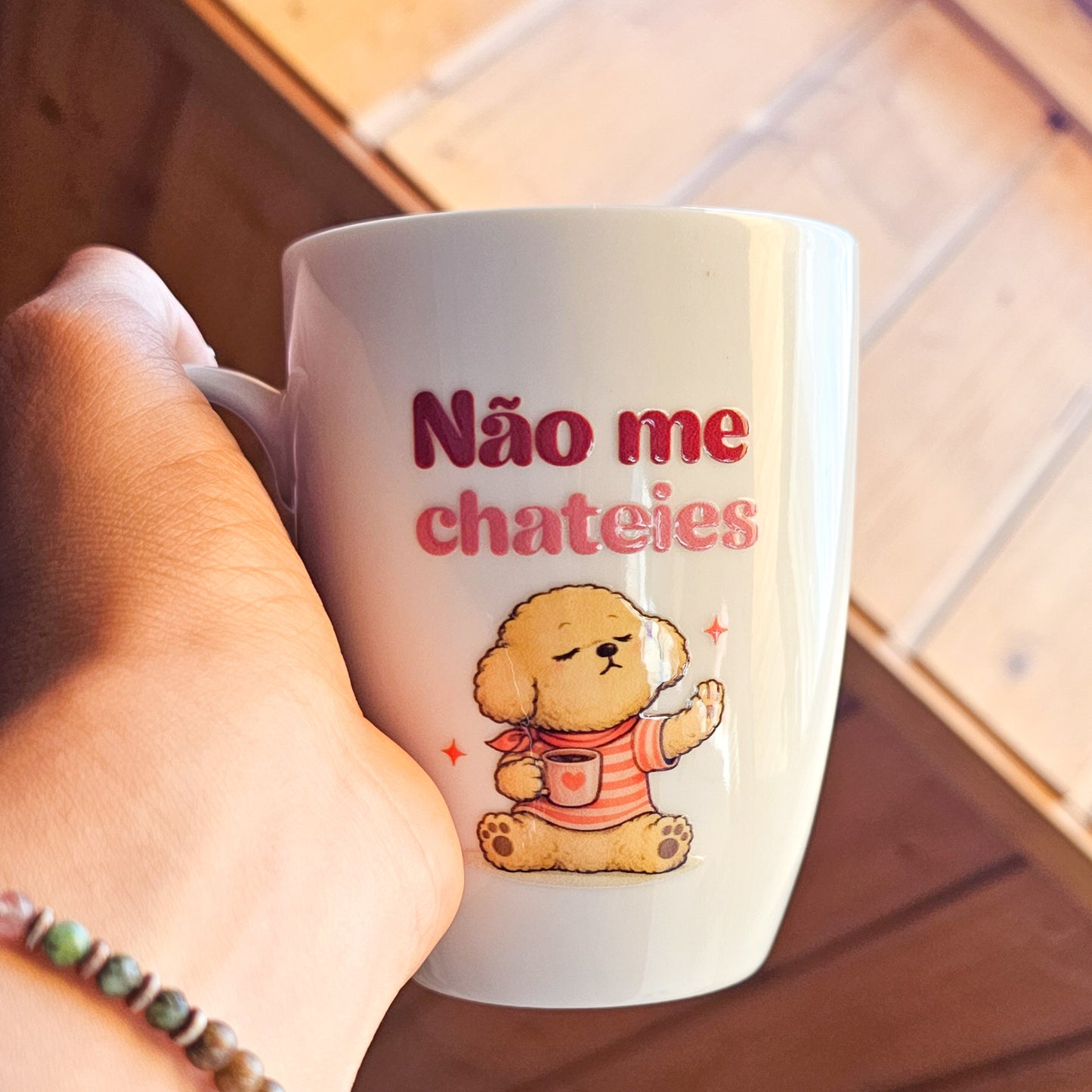 Tasse en céramique « Não me chateies » avec illustration humoristique