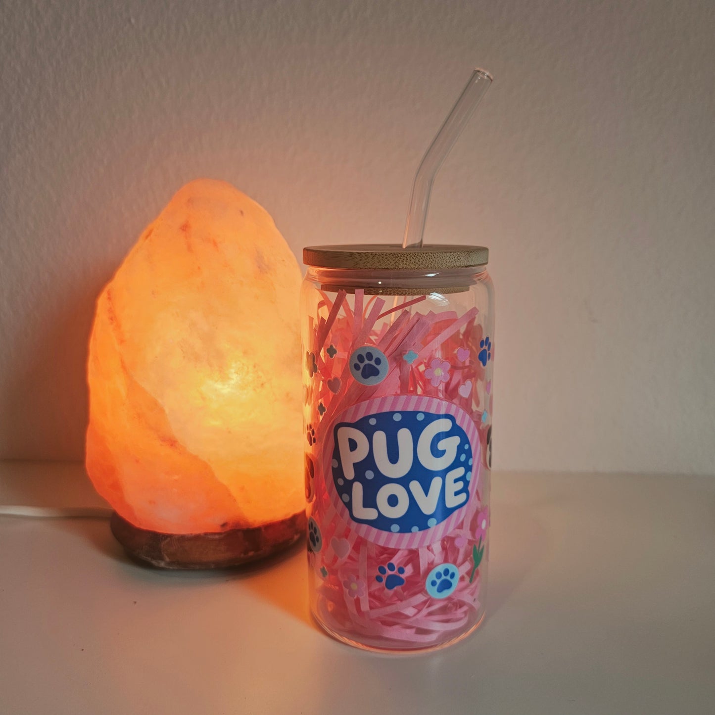 Verre Pug décoré avec couvercle en bambou et paille réutilisable